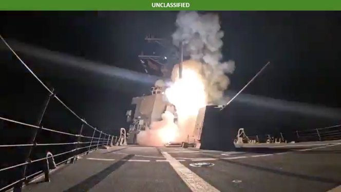 Tir d’un missile depuis un navire militaire américain contre l’organisation Etat islamique au Nigeria, dans la nuit du 25&nbsp;au 26&nbsp;décembre&nbsp;2025, sur une capture d’écran d’une vidéo publiée par le département de la guerre américain.