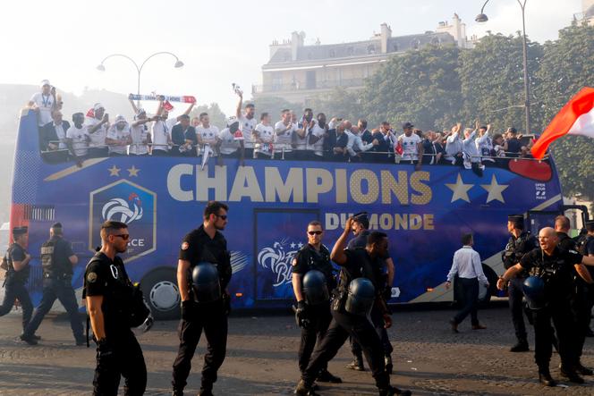 Le bus transportant les joueurs de l’équipe de France de football lors de leur descente des Champs-Elysées, à Paris, le 16&nbsp;juillet 2018.