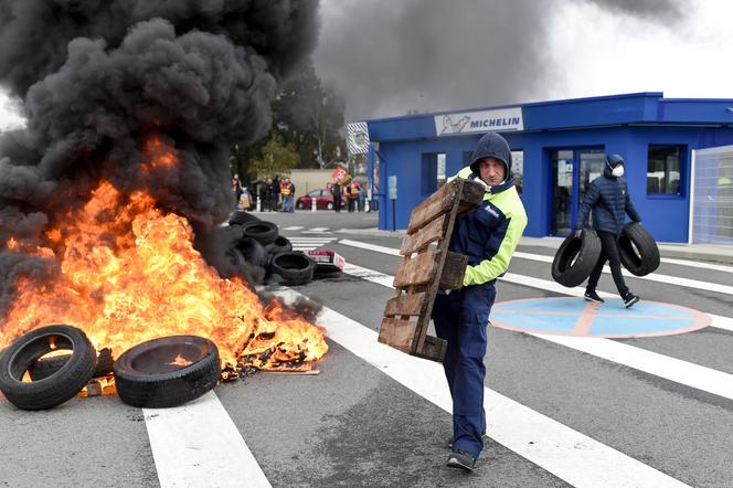 Lors d’une manifestation devant l’usine Michelin de La Roche-sur-Yon, en Vendée, après l’annonce de sa fermeture, le 24 octobre 2019.