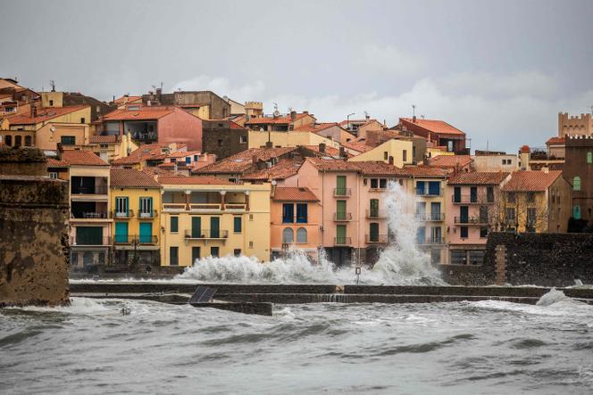 Des vagues déferlent sur le front de mer à Collioure, dans les Pyrénées-Orientales, le 26&nbsp;décembre&nbsp;2025. 