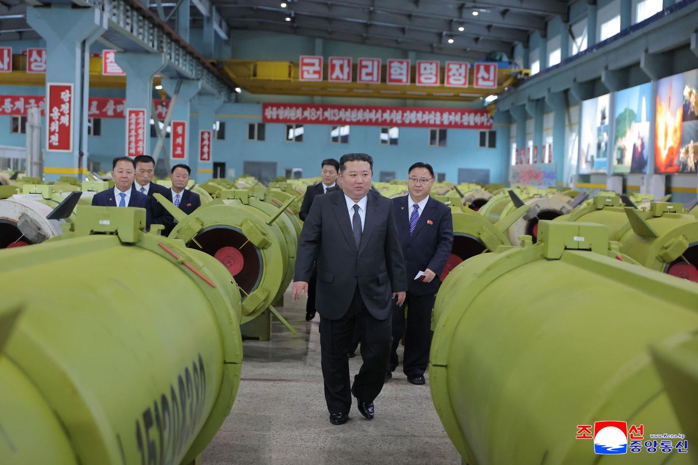 Kim Jong-un ordonne une hausse de la production de missiles et la construction de nouvelles usines de munitions