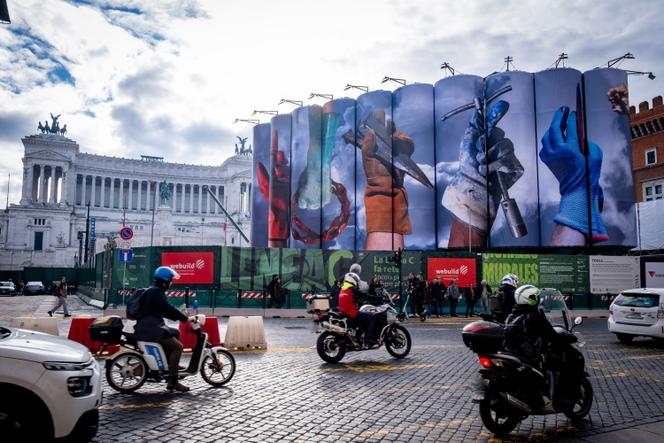 La fresque murale «&nbsp;Tools&nbsp;» (Outils) réalisée par Elisabetta Benassi, représentant des outils d’ouvriers du bâtiment, à Rome, le 5&nbsp;décembre&nbsp;2025.