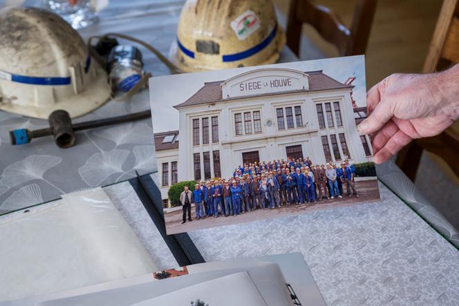 Bernard Starck, ancien mineur de charbon qui a notamment travaillé au puits de La Houve jusqu’à sa fermeture en 2004, montre une photo prise avec ses collègues ainsi que d’autres souvenirs de sa vie professionnelle. Chez lui, à Forbach (Moselle), le 13 avril 2024.