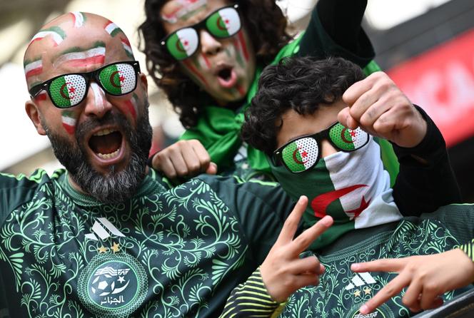 Des supporters algériens arrivent au stade Moulay Al-Hassan de Rabat le 24 décembre 2025 pour assister au match de football du groupe E de la Coupe d’Afrique des Nations (CAN) opposant l’Algérie au Soudan.
