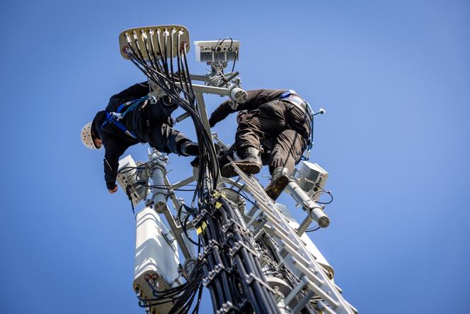 Des techniciens de l’opérateur Deutsche Telekom réparent une antenne 5G active, à Nuremberg (Allemagne), le 21&nbsp;janvier&nbsp;2025.