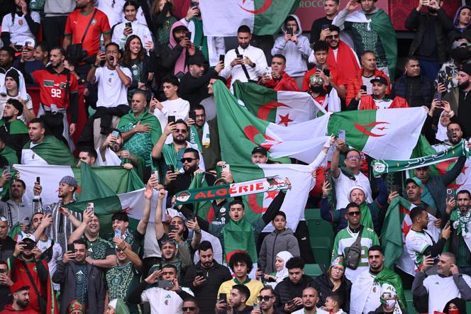 Des supporteurs algériens arrivent au stade Moulay Al-Hassan de Rabat le 24 décembre 2025 pour assister au match de football du groupe E de la Coupe d’Afrique des Nations (CAN) opposant l’Algérie au Soudan.