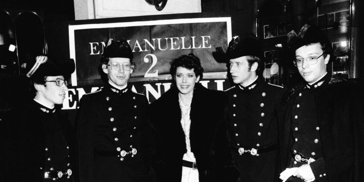 Sylvia Kristel à la première du film 'Emmanuelle 2' de Francis Giacobettien avec des officiers de l'école Polytchnique le 24 janvier 1978 à Paris, France. (Photo by Michel ARTAULT/Gamma-Rapho via Getty Images)