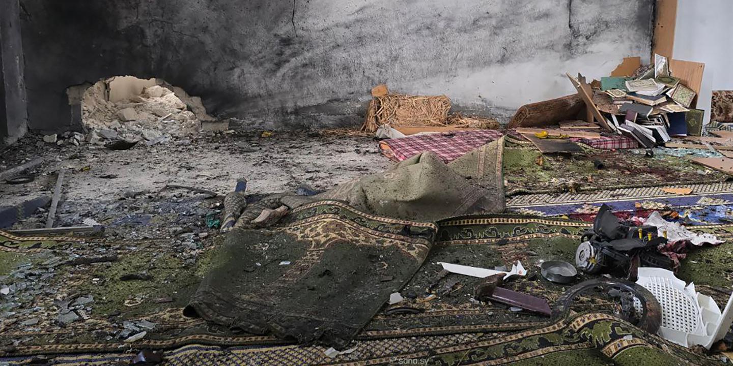 Syrie : une explosion dans une mosquée de Homs fait au moins huit morts, un groupuscule djihadiste sunnite revendique l’attaque
