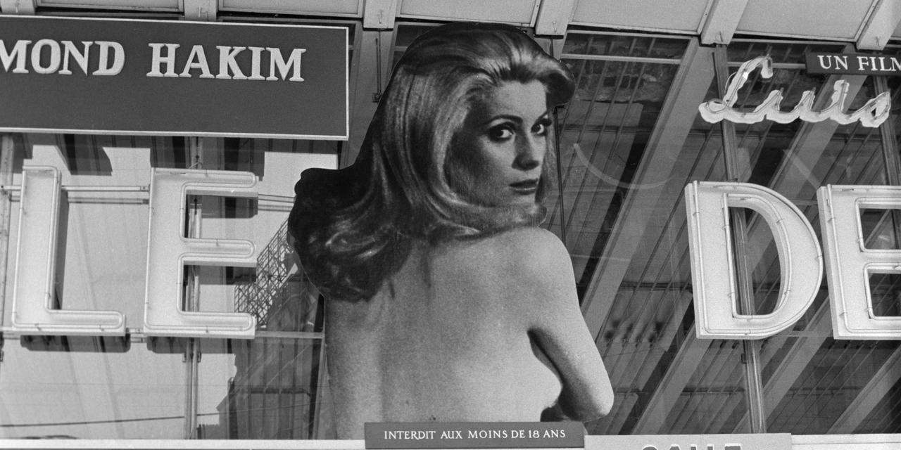 Catherine Deneuve sur l'affiche du film ‘Belle de jour’ en façade d'un cinéma à Paris, en 1965.