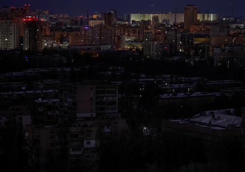 Une partie des immeubles d’habitations pendant une coupure d’électricité, à la suite d’une attaque de la Russie contre l’Ukraine, à Kiev, en Ukraine, le 27 décembre 2025.