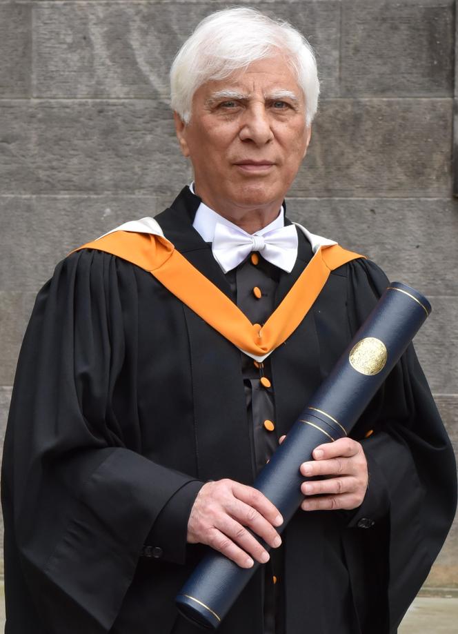 Bahram Beyzaï portant la toge universitaire de remise de diplôme de l’Université de St Andrews, en Ecosse, le 22 juin 2017.