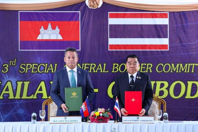 Le ministre de la défense cambodgien, Tea Seiha, et son homologue thaïlandais, Natthaphon Narkphanit, dans la province de Chanthaburi, en Thaïlande, le 27&nbsp;décembre&nbsp;2025.