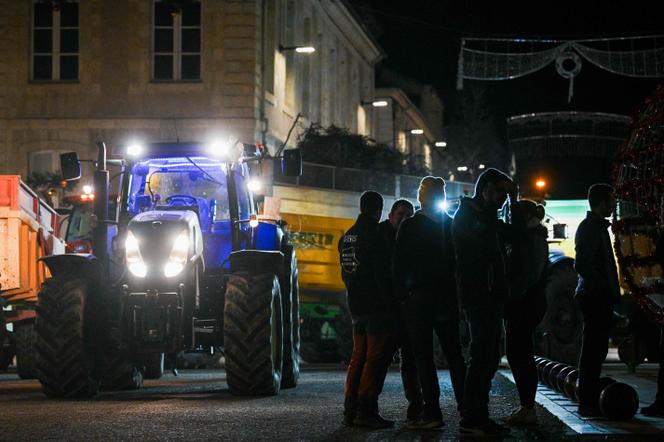 Des agriculteurs devant la préfecture du Gers, à Auch, le 27 décembre 2025.