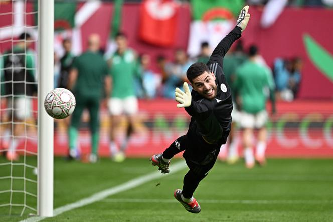 Le gardien de but algérien Luca Zidane s’échauffe avant le match de football du groupe&nbsp;E de la Coupe d’Afrique des Nations (CAN) entre l’Algérie et le Soudan, au stade Moulay-Hassan de Rabat, le 24&nbsp;décembre 2025.