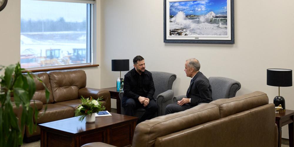 Cette photo prise le 27 décembre 2025 et publiée par la présidence ukrainienne montre Volodymyr Zelensky (à gauche) et le premier ministre canadien Mark Carney lors de leur rencontre à Halifax, en Nouvelle-Écosse, au Canada. - HANDOUT / AFP