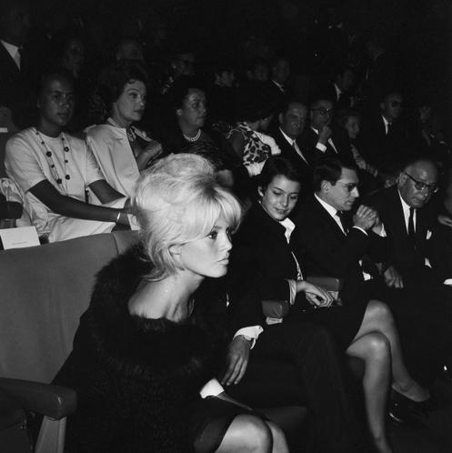 Brigitte Bardot avec l’acteur français Robert Hossein, à la première du film « Le Repos du guerrier », de Roger Vadim, le 4 septembre 1962, à Paris.