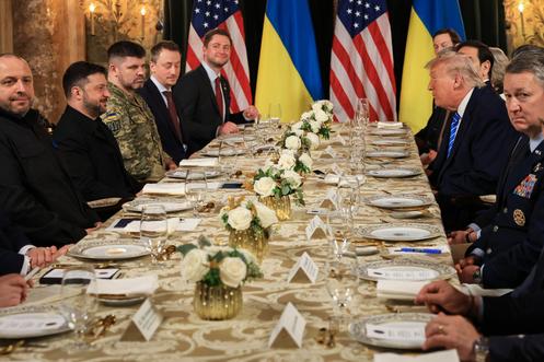 Le président américain, Donald Trump, rencontre le président ukrainien, Volodymyr Zelensky, à Mar-a-Lago, le 28 décembre 2025, à Palm Beach, en Floride.