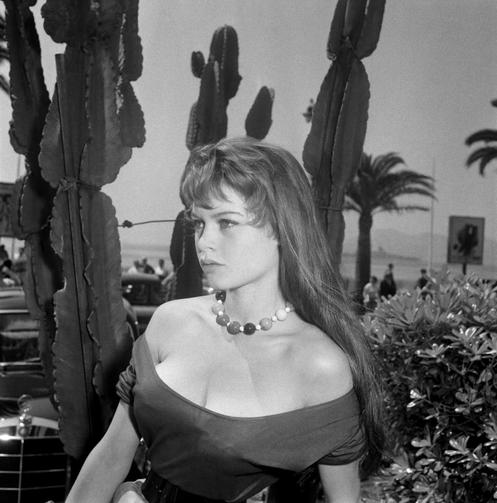 Brigitte Bardot pose lors du 8ᵉ Festival de Cannes, en mai 1955.