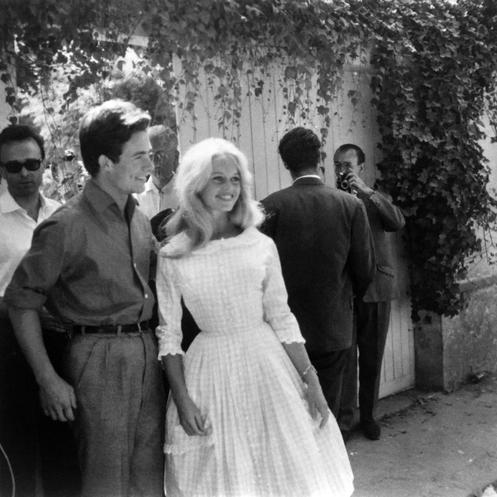 Brigitte Bardot et son fiancé, l’acteur français Jacques Charrier, le jour de leur mariage, à Louveciennes (Yvelines), le 18 juin 1959.