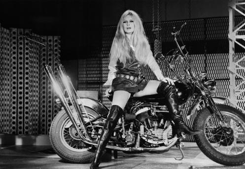 Brigitte Bardot répète une émission télévisée pour Noël à l’ORTF (Office de radiodiffusion-télévision française), le 3 décembre 1967, à Paris.