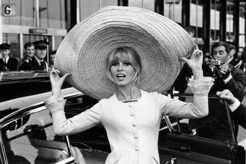 Brigitte Bardot, à son arrivée à l’aéroport d’Orly, le 27 mai 1965.