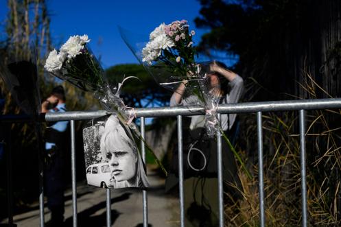 Des fleurs déposées devant la maison de Brigitte Bardot, à Saint-Tropez, le 28 décembre 2025.