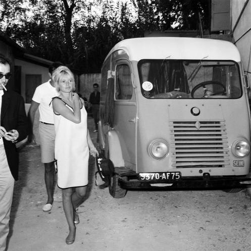 Brigitte Bardot et le réalisateur Jean-Luc Godard (à gauche) après la première projection du film « Le Mépris » aux studios Victorine, à Nice, le 2 août 1963.
