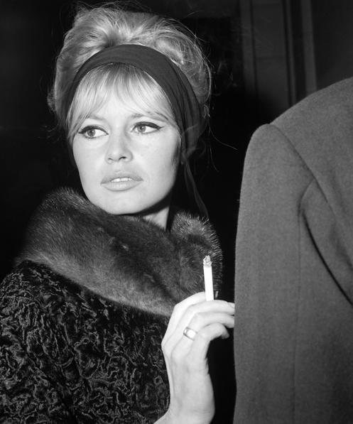 Brigitte Bardot, au tribunal de Paris, le 29 janvier 1962, après qu’elle a témoigné en faveur de son ex-mari, Roger Vadim, dans le procès qui l’opposait à François Truffaut au sujet du film « La Bride sur le cou ».