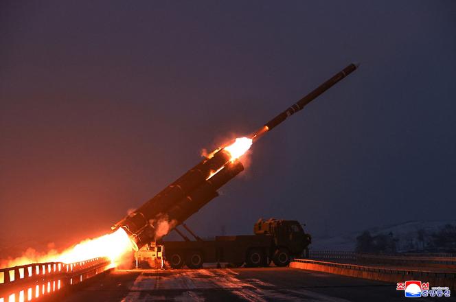 Lancement d’un missile nord-coréen, selon une photo fournie le 29 décembre 2025 par l’agence de presse d’Etat KCNA.