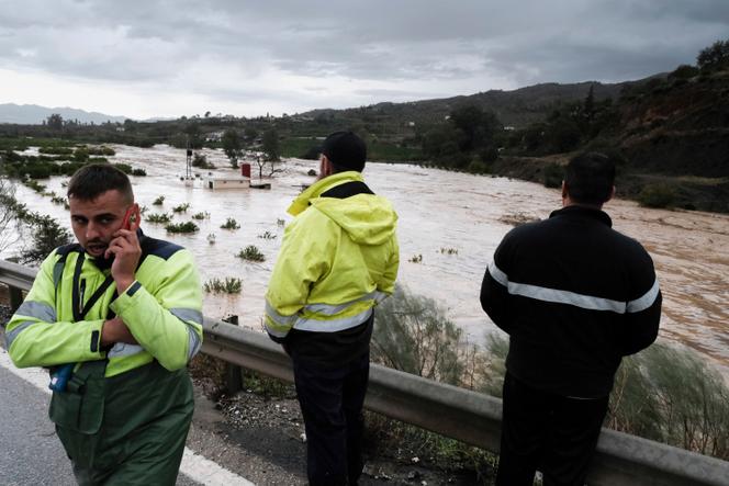 Des gens observent la montée des eaux après de fortes pluies dans la ville d’Alora, près de Malaga, en Espagne, le 29 octobre 2024. 