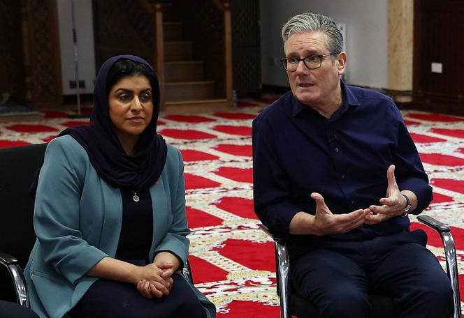 La ministre de l’intérieur britannique, Shabana Mahmood, à l’origine des annonces de restrictions de visas, avec le premier ministre, Keir Starmer, à Peacehaven (Royaume-Uni), le 23&nbsp;octobre&nbsp;2025. 