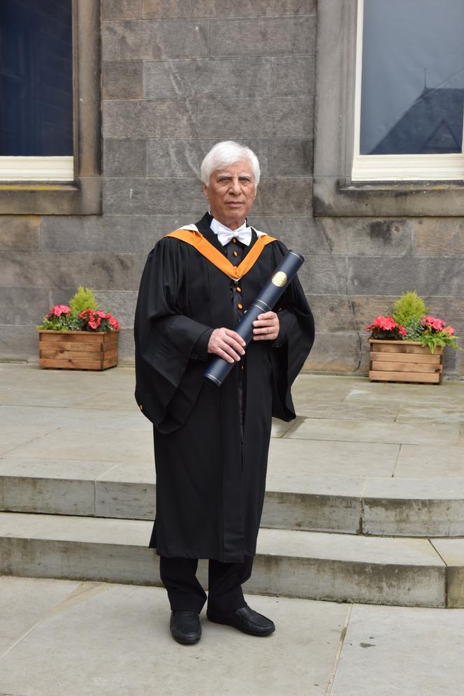 Bahram Beyzaï portant la toge universitaire de remise de diplôme de l’université de St&nbsp;Andrews, en Ecosse, le 22&nbsp;juin 2017.
