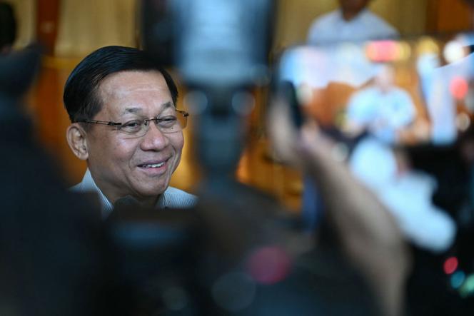 Le chef de la junte birmane, Min Aung Hlaing, s’adresse à la presse avant de voter lors de la première phase des élections législatives, à Naypyidaw, le 28&nbsp;décembre&nbsp;2025. 