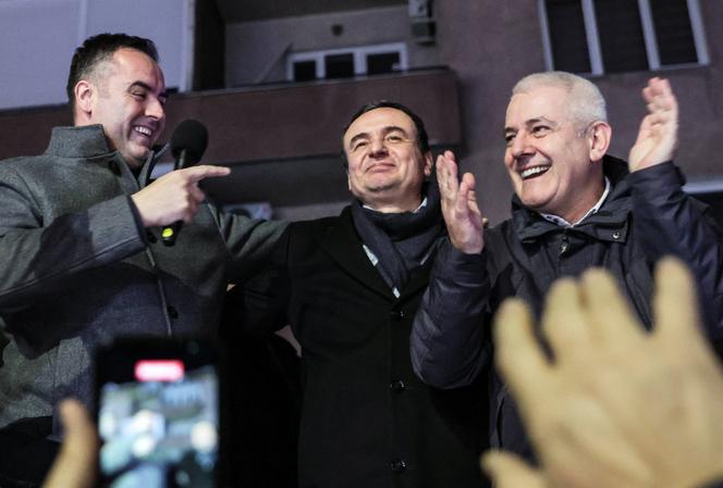 Le premier ministre du Kosovo, Albin Kurti (au centre), célèbre avec ses partisans la victoire de son parti aux élections législatives, à Pristina, le 28 décembre 2025. 