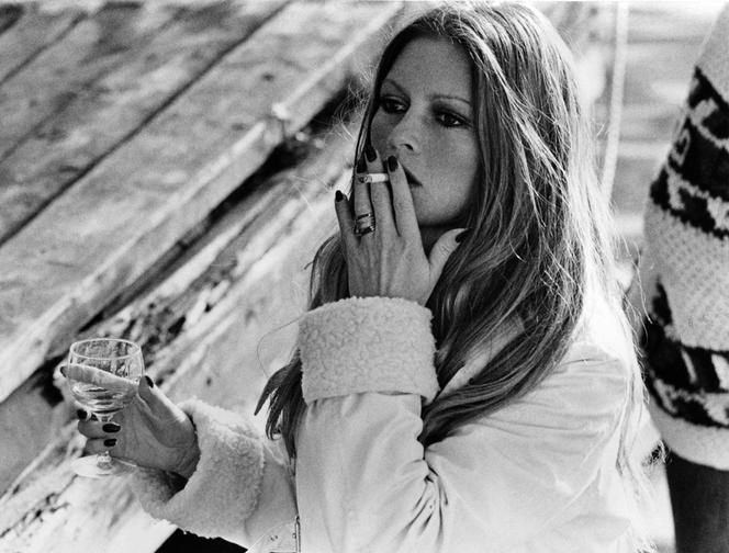 L’actrice française Brigitte Bardot fume une cigarette sur le tournage du film « Don Juan 73 », réalisé par Roger Vadim à Stockholm, le 30 septembre 1972.