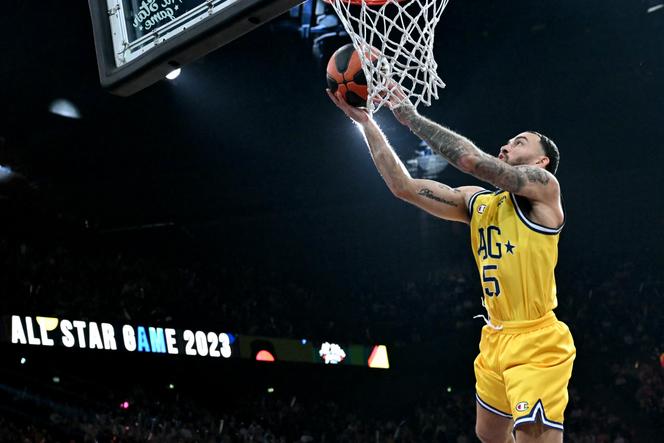 Le meneur de Monaco, Mike James, sous le maillot de l’équipe « Monde » du All-Star Game de la Ligue nationale de basket, le 30 décembre 2023 à l’Accor Arena de Paris.