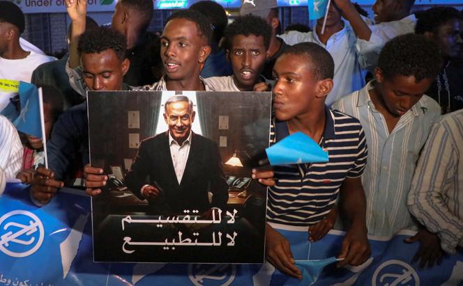 Un manifestant brandit une image représentant le premier ministre israélien, Benyamin Nétanyahou, lors d’un rassemblement contre la reconnaissance par Israël du Somaliland, à Mogadiscio, le 28 décembre 2025.