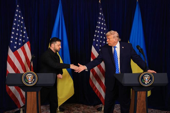 Donald Trump et le président ukrainien, Volodymyr Zelensky, tiennent une conférence de presse à l’issue de leur rencontre au club Mar-a-Lago, à Palm Beach, en Floride, le 28 décembre 2025.