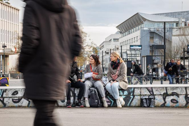 Juliette Paquereau, assistance sociale, et Caroline de Charette, psychiatre, avec un ancien détenu accompagné par l’équipe mobile transitionnelle du CHU, à Nantes, le 19&nbsp;décembre&nbsp;2025.