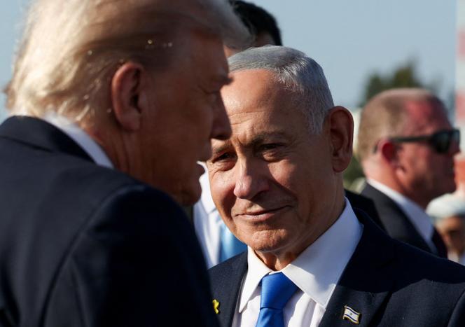 Le premier ministre israélien, Benyamin Nétanyahou, face au président américain, Donald Trump, à l’aéroport international David-Ben-Gourion, à Tel-Aviv, en Israël, le 13 octobre 2025.