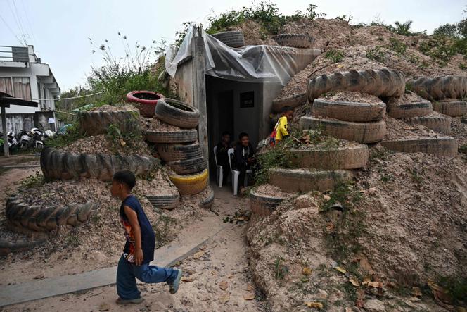 Des enfants jouent autour d’un bunker dans la province de Surin (Thaïlande), le 10&nbsp;décembre&nbsp;2025.