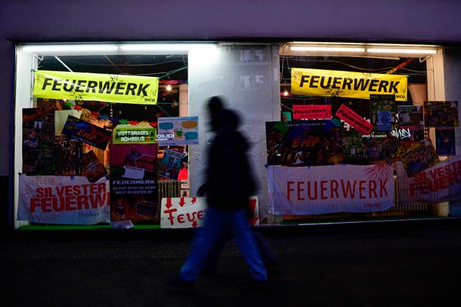 Des passants marchent devant un magasin de feux d’artifice à Berlin, le 28&nbsp;décembre 2025.
