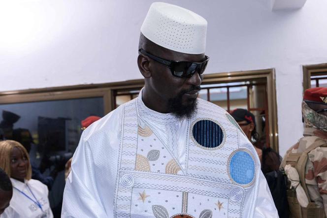 Le général Mamadi Doumbouya s’apprête à voter lors de l’élection présidentielle guinéenne, à Conakry, le 28 décembre 2025. 