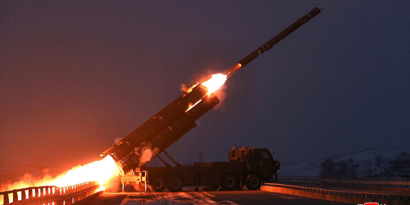 La Corée du Nord teste deux missiles de croisière à longue portée sous la supervision de Kim Jong-un
