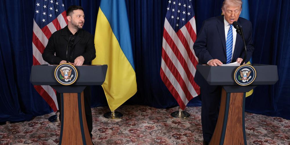 Le président américain Donald Trump et le président ukrainien Volodymyr Zelenskiy tiennent une conférence de presse après leur déjeuner de travail au club Mar-a-Lago de Trump, à Palm Beach, en Floride, aux États-Unis, le 28 décembre 2025. - JONATHAN ERNST / REUTERS