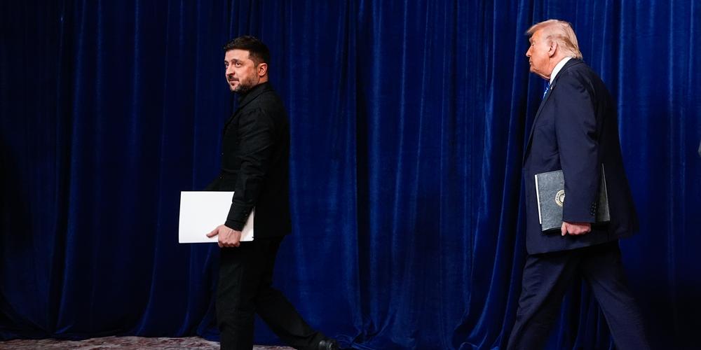 Le président américain, Donald Trump, et le président ukrainien, Volodymyr Zelensky, lors d’une conférence de presse commune à Mar-a-Lago, à Palm Beach (Floride), le 28 décembre 2025. - ALEX BRANDON / AP
