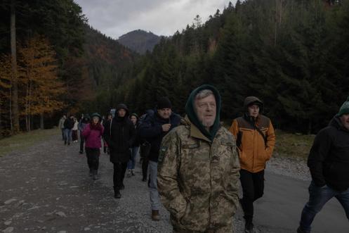 Des soignants militaires ukrainiens en balade dans les forêts des Carpates, lors d’une retraite thérapeutique en montagne, dans l’oblast de Transcarpatie, en Ukraine, le 27 octobre 2025.