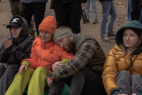 Nastia et Mykola, un couple de médecins militaires ukrainiens, lors d’un concert organisé par RePower, un programme de retraite destiné à soutenir le rétablissement psychologique des médecins militaires ukrainiens. Dans l’oblast de Transcarpatie, en Ukraine, le 27 octobre 2025.