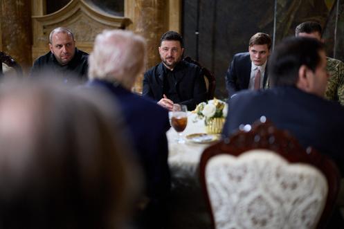 Le président ukrainien, Volodymyr Zelensky, lors d’entretiens avec son homologue américain, Donald Trump, (de dos), dans sa résidence de Mar-a-Lago, à Palm Beach (Floride), le 29 décembre 2025.
