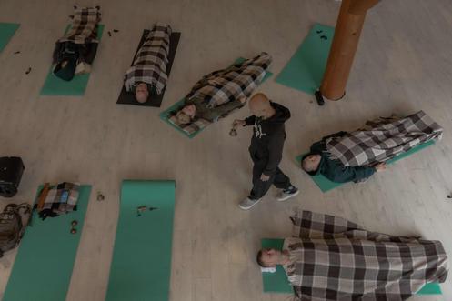 Des médecins militaires ukrainiens participent à une séance de sonothérapie dans le cadre du programme RePower, dans l’oblast de Transcarpatie, en Ukraine, le 23 octobre 2025.